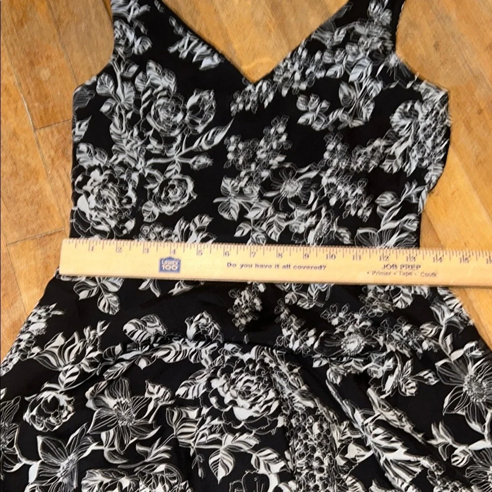 LOFT Black and Cream Floral Midi Dress size 2 fit and flare side zip‎ - Picture 9 of 9